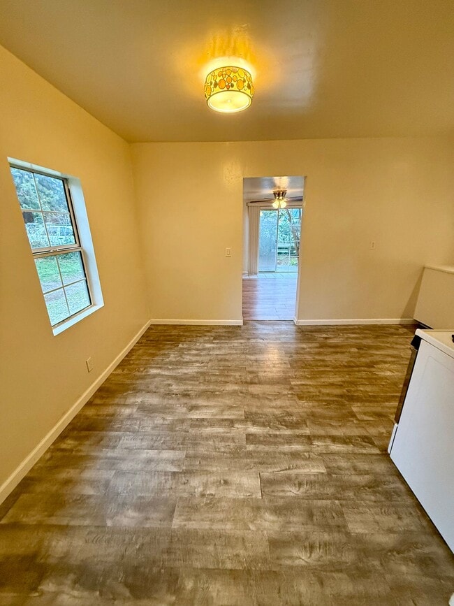 Building Photo - 10886 Pine Hill Dr