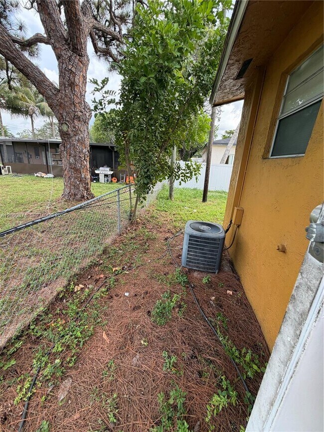 Building Photo - 4073 SW 52nd St
