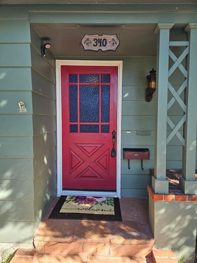 Building Photo - **Charming 3-Bedroom Home in Burbank Rancho**