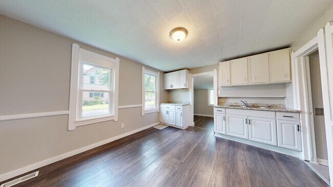 Building Photo - Clark/Fulton - 4 bed/1 bath - Single Family Home