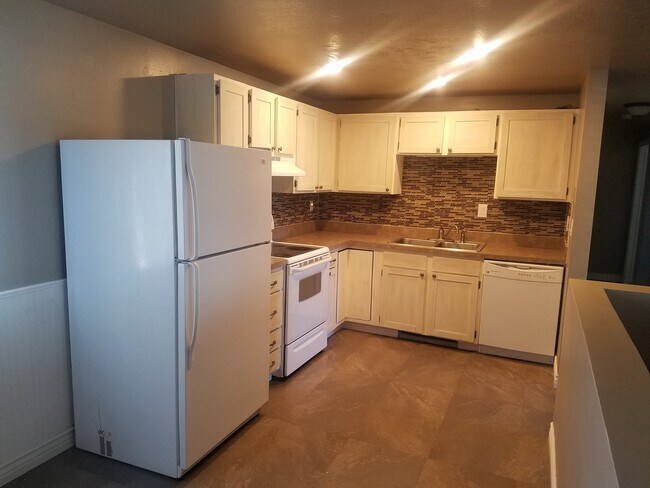 Building Photo - Available August 1st! 3 bed 1 bath, fully ...