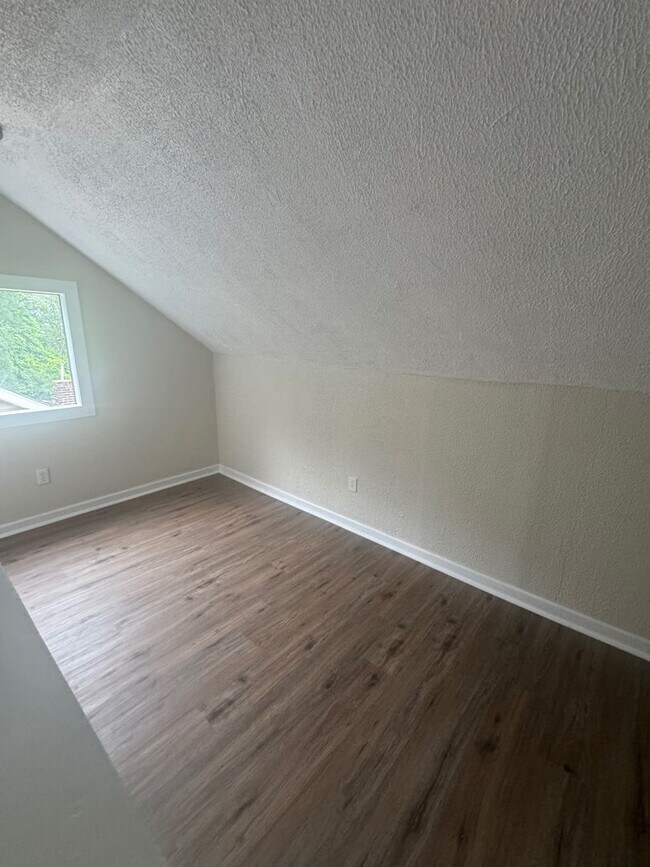 Building Photo - 24 Waldeck St