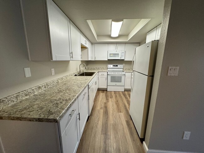 Building Photo - Newly Remodeled 3 bedroom 2 bath 2 car gar...