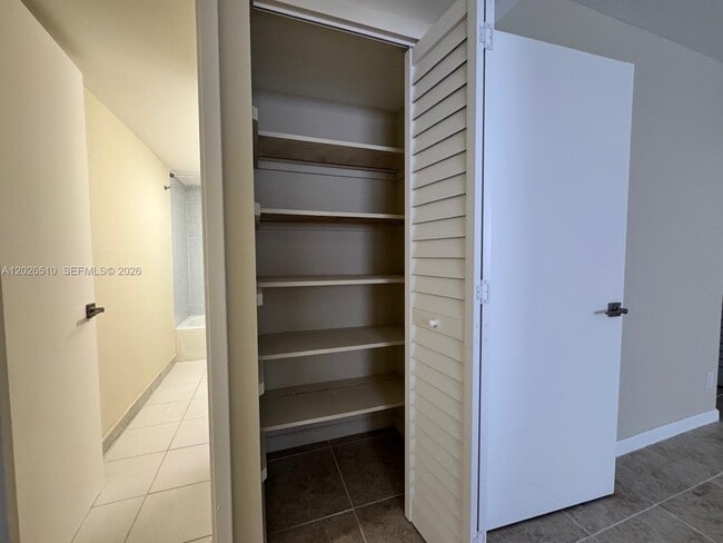 Building Photo - 401 Golden Isles Dr