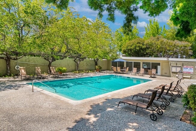 Building Photo - 280 Easy St