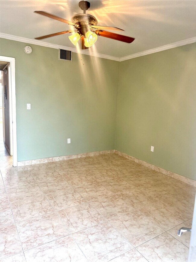 Building Photo - 20251 NE 2nd Ave