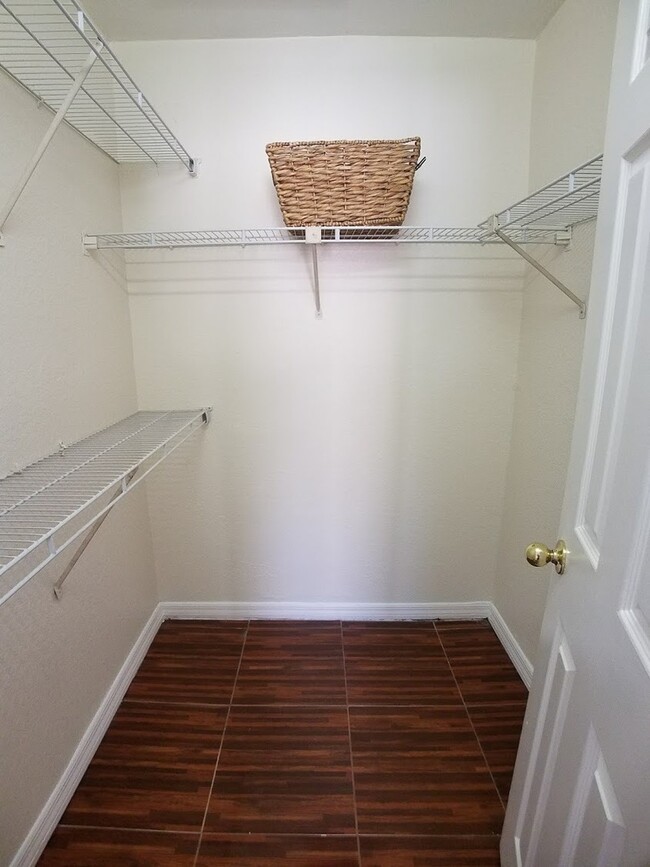 Building Photo - Beautiful Remodeled 1/1 Condo x Rent @ Winter Park in front of Full Sail.