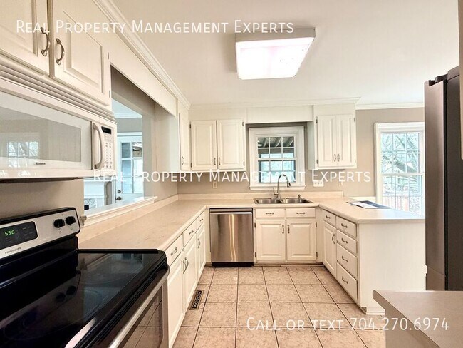 Building Photo - 9315 Pebble Creek Way