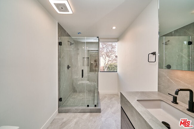 Building Photo - 137 S Maple Dr