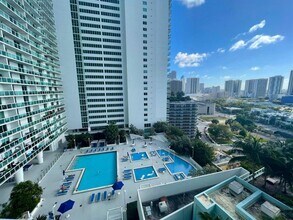 Building Photo - 1900 N Bayshore Dr