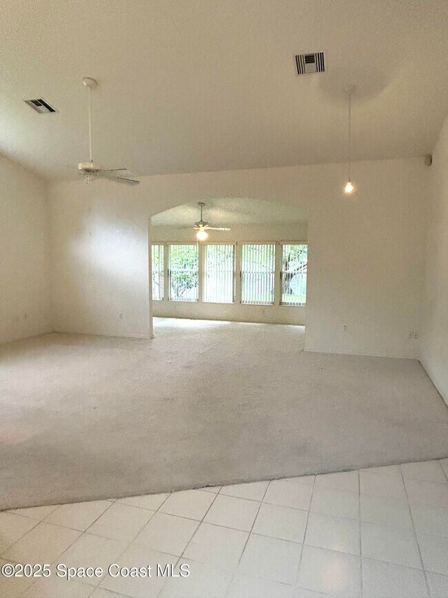 Building Photo - 729 Kenwood Cir