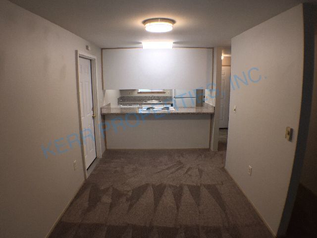 Building Photo - Charming 2-Bed Oasis with 1.5 Baths – Spacious 1250 Sq Ft Haven on SE Reedway!