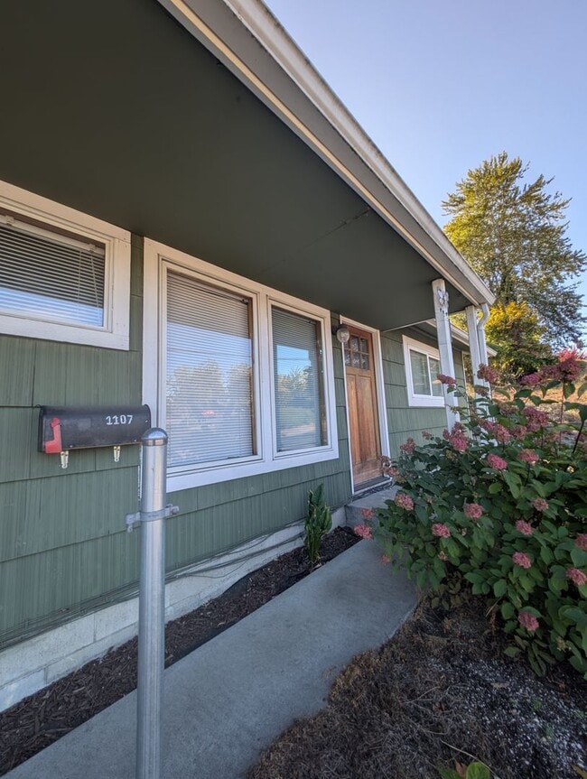 Building Photo - Well Maintained Duplex Unit in Bremerton, ...