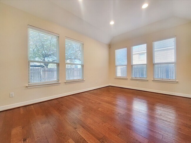 Building Photo - Large 3 Bedroom, 2.5 Bathroom Home – Fully Equipped Kitchen & Washer/Dryer Hookups