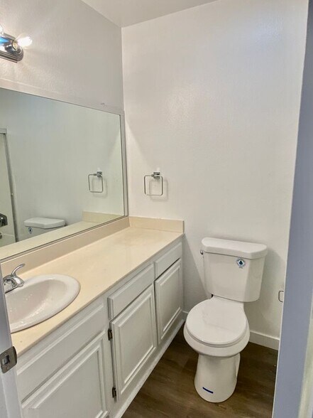 Building Photo - 14520 Plummer St