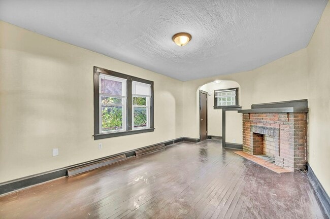 Building Photo - 1148 La Croix Ave