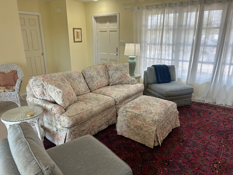 Building Photo - 1220 Lakeside Dr