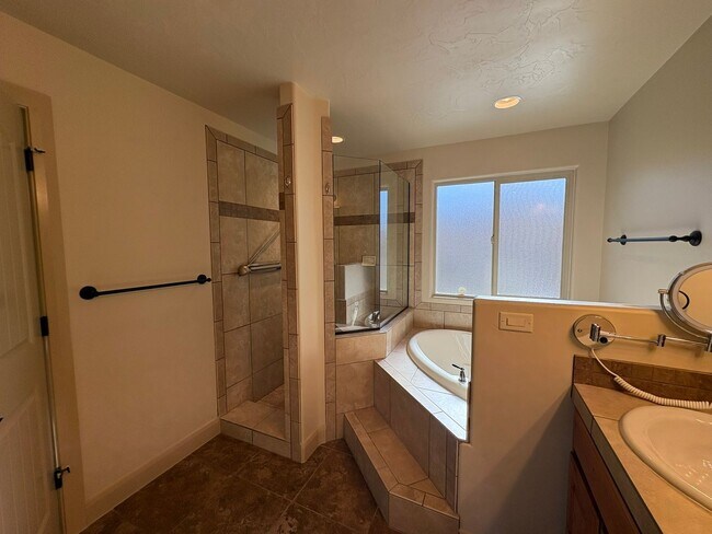 Building Photo - Beautiful Home In Hurricane