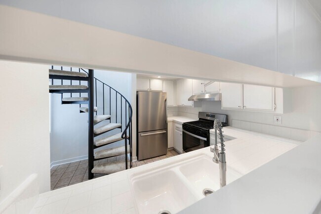 Building Photo - 2 Bedroom condo - Biking distance to the beach