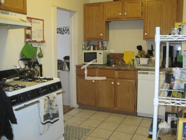 Building Photo - Packard's Corner three bedroom filled with sunlight