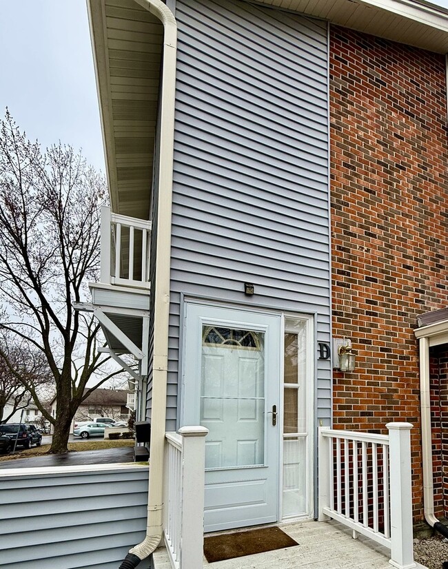 Building Photo - 330 Hampton Ct