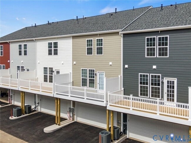 Building Photo - 13800 Village View Dr