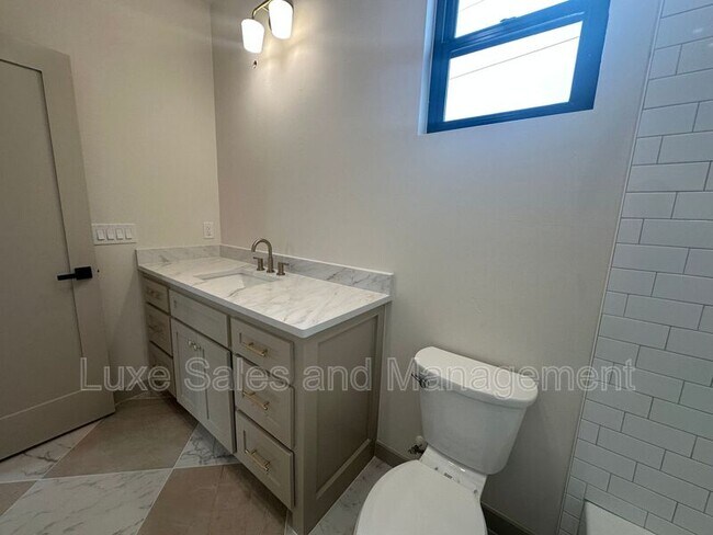 Building Photo - 911 NE 16th St