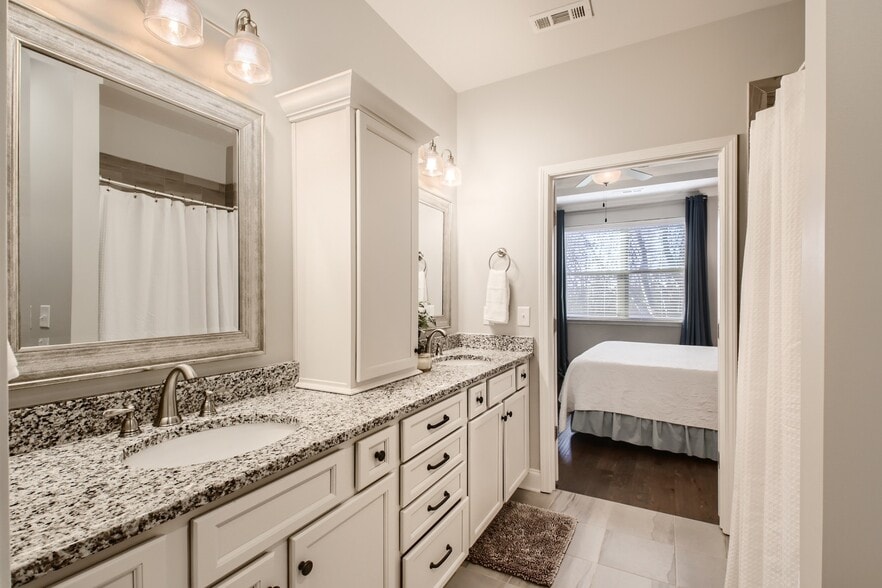 Primary Bath - 1608 Hampshire Plz