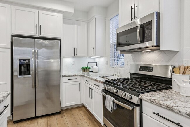 Building Photo - Beautiful Corner-Unit Townhome Near Downtown – 4 Bed | 3 baths