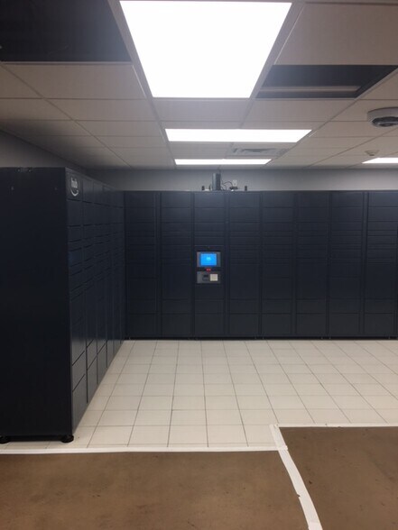 Building Photo - 2650 N Lakeview Ave