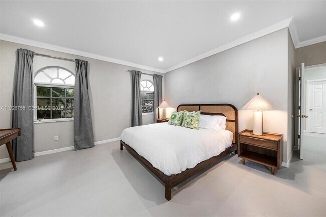 Building Photo - 1033 Almeria Ave