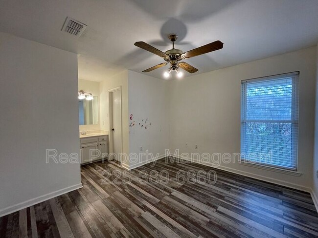 Building Photo - 9841 Siegen Ln