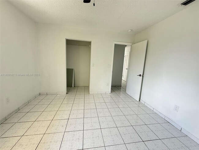 Building Photo - 548 SW 17th Ave