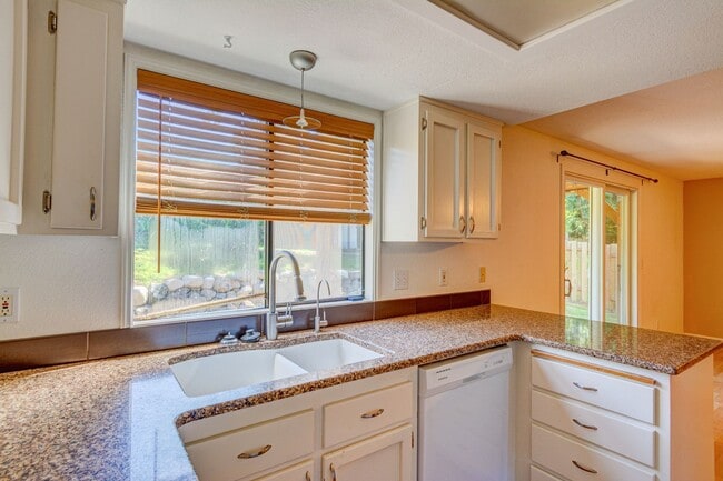 Building Photo - Beautiful Westside Oak Harbor Home Near Sunset Beach – 3 Bed + Bonus Room