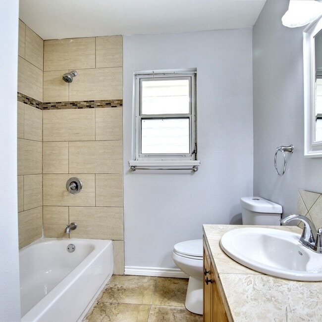 Building Photo - 708 James Dr