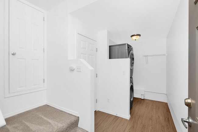 Building Photo - Mini 2 Bedroom Townhouse Heart of Redmond