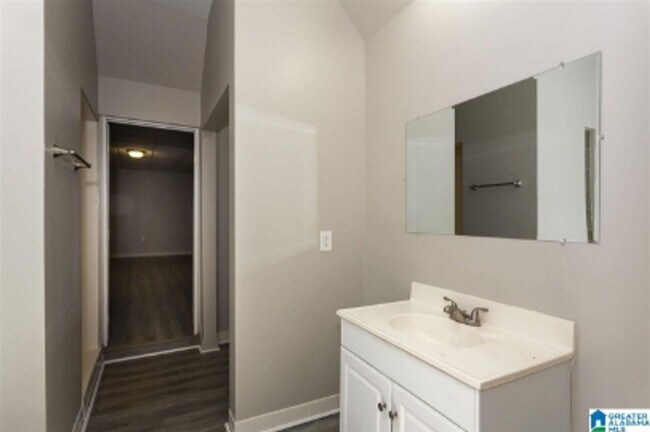 Building Photo - Flexible 3BR/2BA or 2BR + Den Home