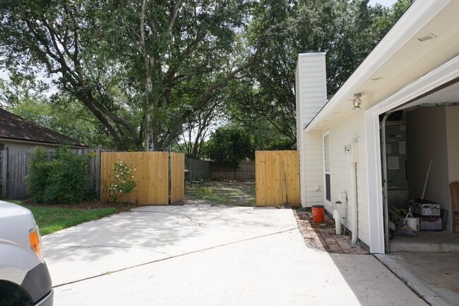 Building Photo - 4 Bedroom 2 Bathroom Home with Garage
