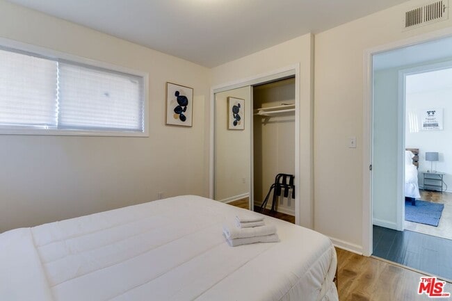 Building Photo - 11257 Collett Ave