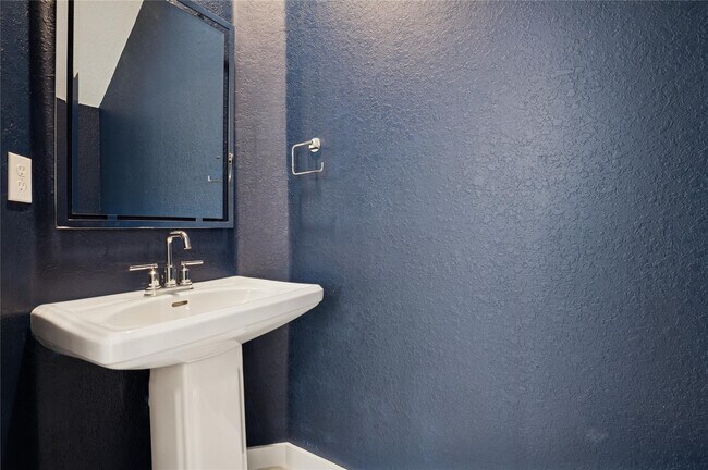 Building Photo - 180 SE 5th Ct