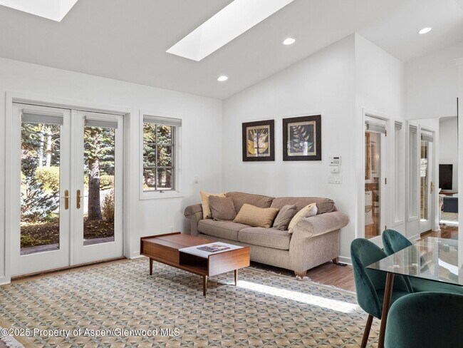 Building Photo - 715 Willoughby Way