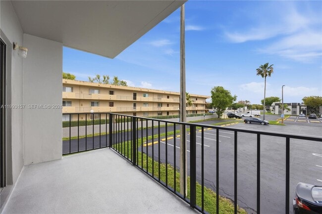 Building Photo - 10431 N Kendall Dr