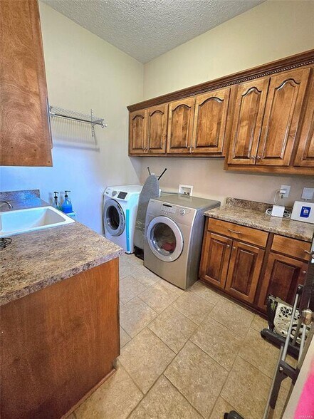 Building Photo - 310 High Pt Rdg