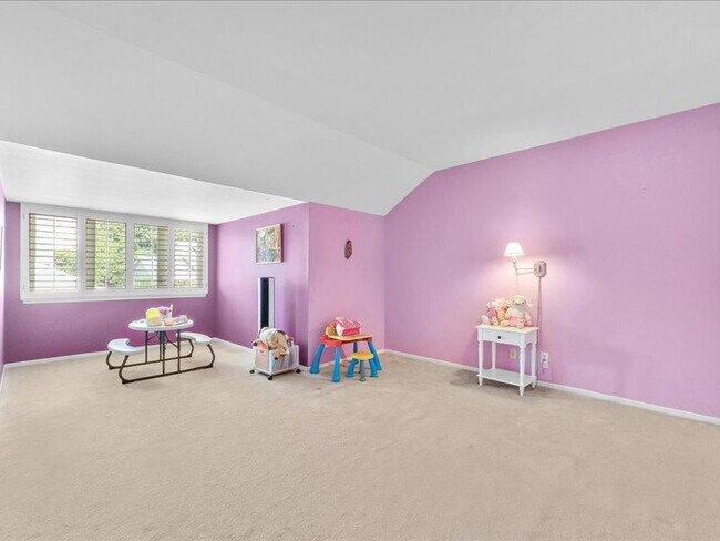 Building Photo - 1198 Woodcrest Ave