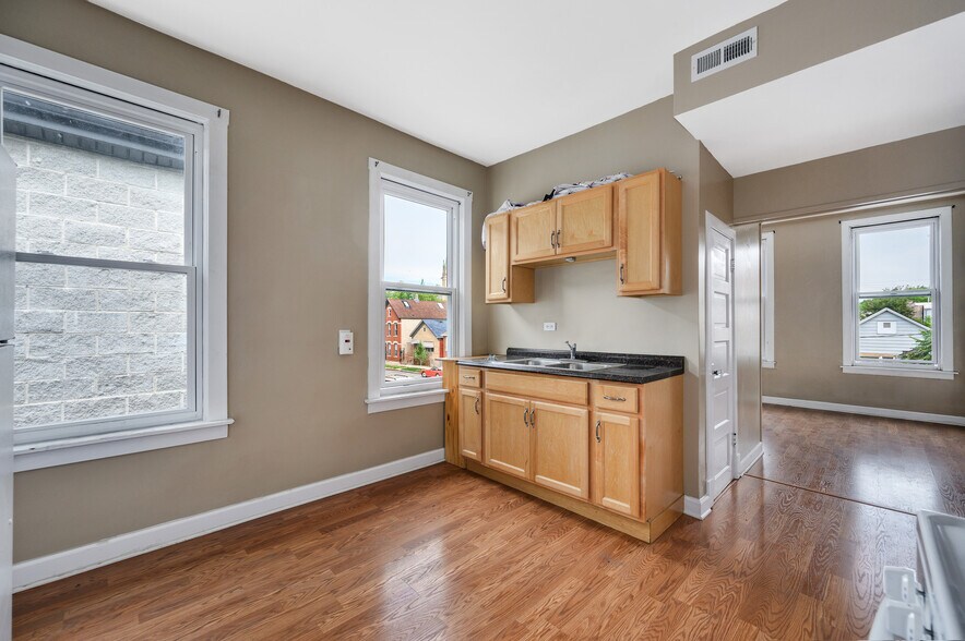 Building Photo - 1015 W 31st Pl