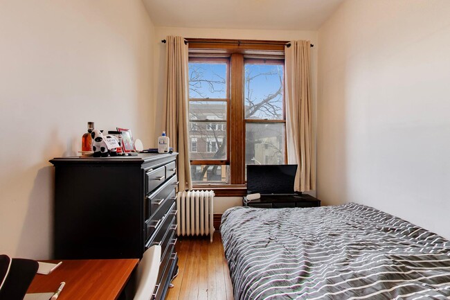 Building Photo - 2815 N Racine Ave