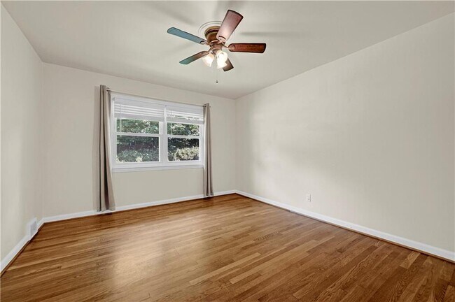Building Photo - 2127 Desmond Dr