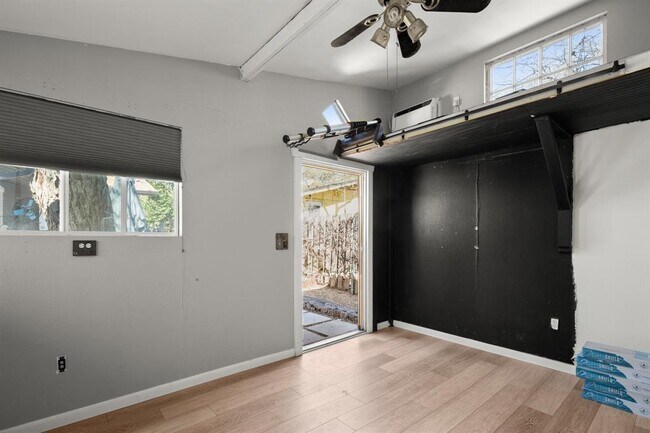 Building Photo - 3203 S Oak Dr