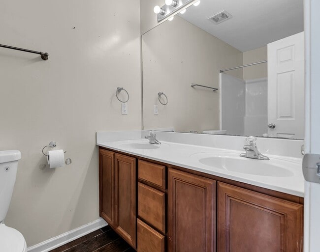 Building Photo - Townhome close to Brentwood and Antioch -A...