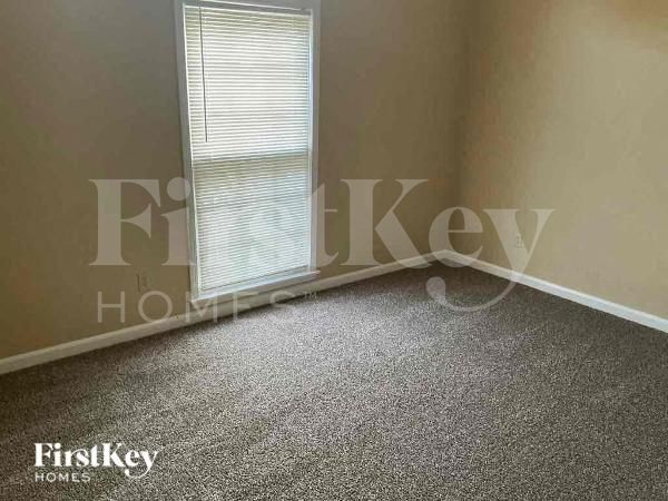 Building Photo - 935 Rutland Dr